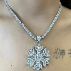 Silver 16 inch snow flake necklace